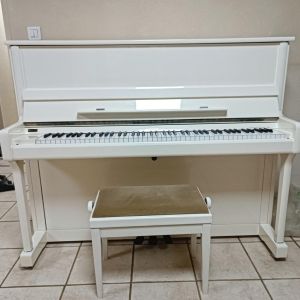 Schimmel Piano droit May sélection Berlin Blanc Brillant + tabouret