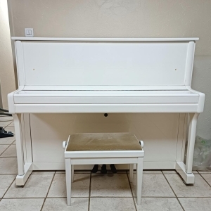 Schimmel Piano droit May sélection Berlin Blanc Brillant + tabouret