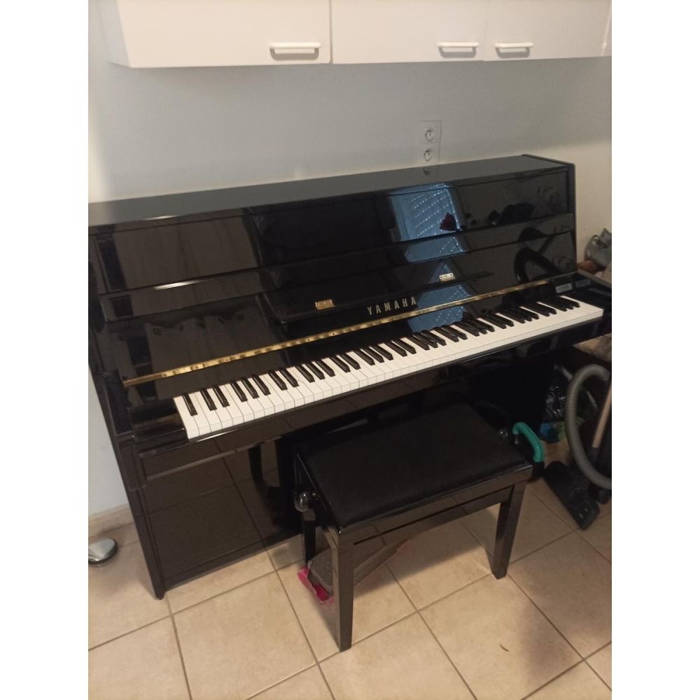 Yamaha Piano droit b1