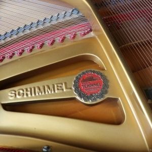 Schimmel Piano à queue modèle 147 en finition acajou brillant.