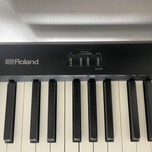 Roland Piano FP10 avec stand, banquette et pédale