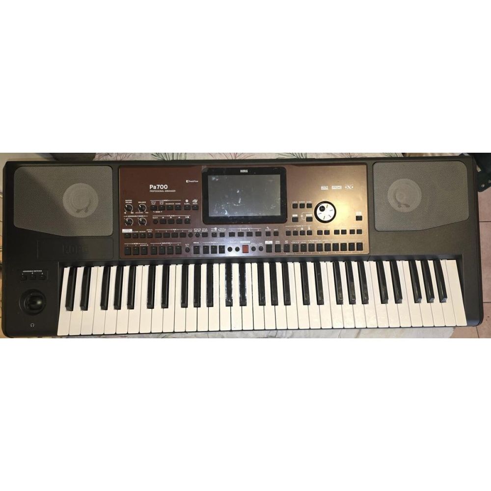 Korg  pa700