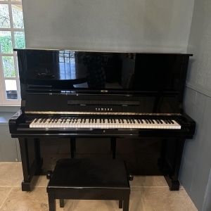 Piano droit Yamaha U3A avec une banqu...