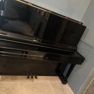 Yamaha Piano droit U3A avec une banquette gewa noir brillant 130010