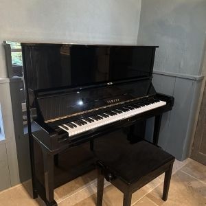 Piano droit Yamaha U3A avec une banquette gewa noir brillant 130010