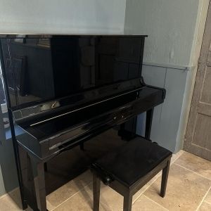 Piano droit Yamaha U3A avec une banquette gewa noir brillant 130010