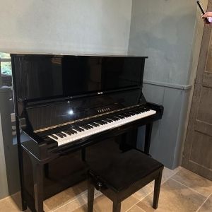 Yamaha Piano droit U3A avec une banquette gewa noir brillant 130010