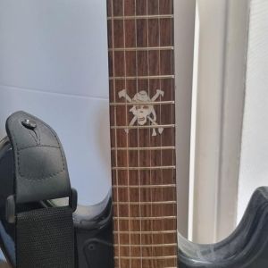 Storm Guitare électrique avec tête de mort