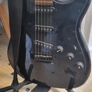 Storm Guitare électrique avec tête de mort