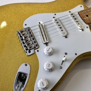 Fender  Stratocaster with 3-Bolt Neck, Maple Fretboard 1976 Gold Sparkle