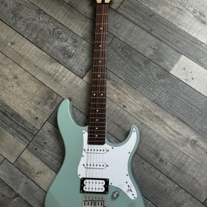Guitare électrique Yamaha turquoise