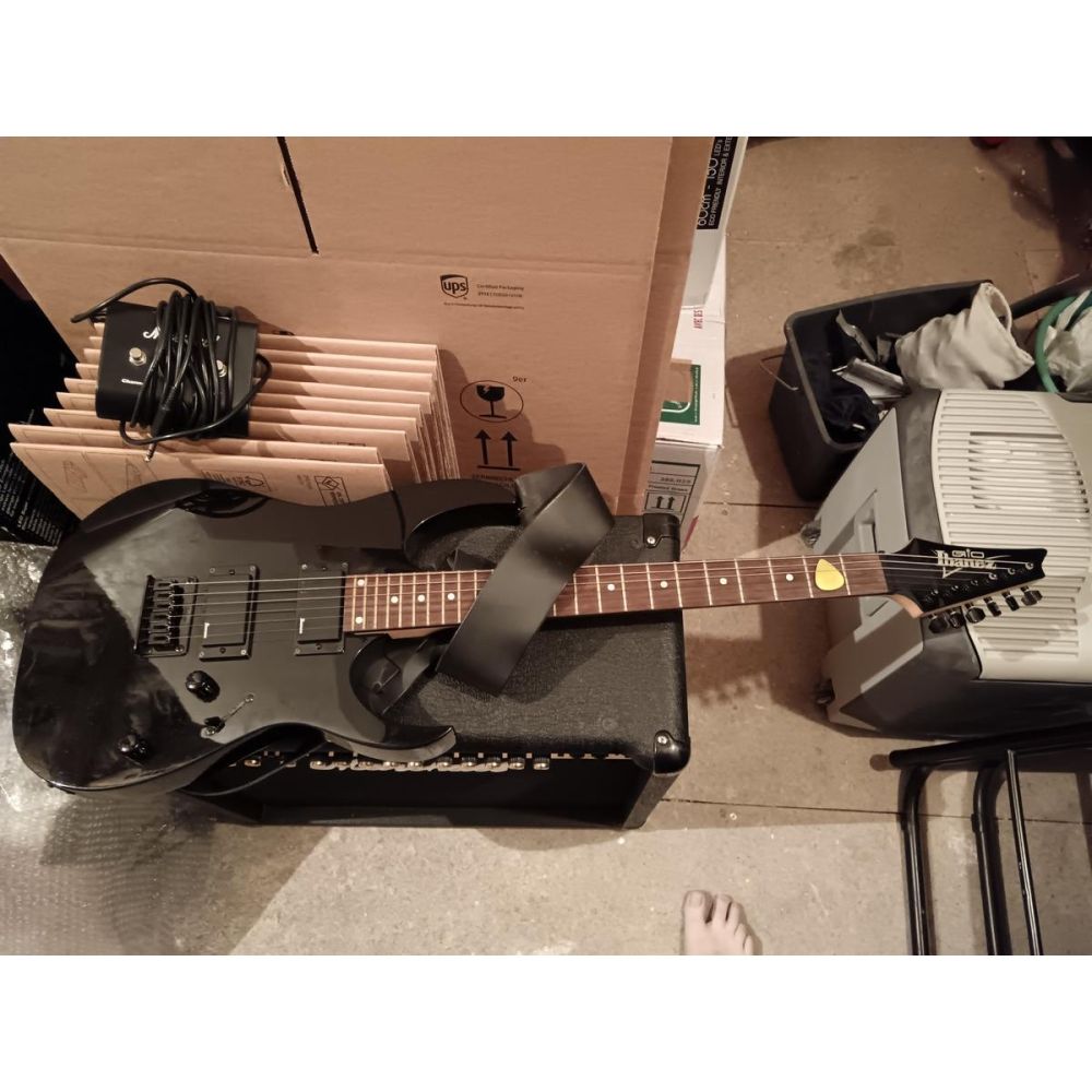 Guitare Ibanez "gio" + ampli Marshall 100 watts + pédale distorsion Marshall