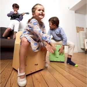 STAGG Cajón pour enfant avec dossier EasyGo, en tilleul, plaque de frappe mauve