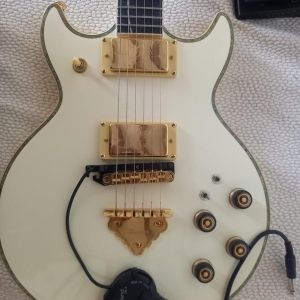 guitare IBANEZ AR 620 finition Ivory montée avec Kit synthé Roland GR 55