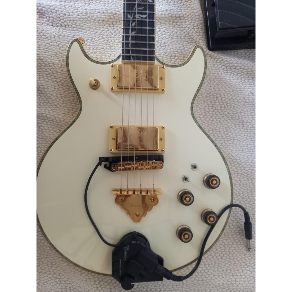 Ibanez guitare AR 620 finition Ivory montée avec Kit synthé Roland GR 55