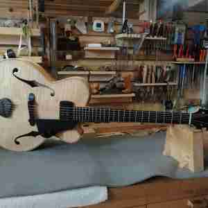 Guitare archtop de luthier