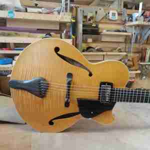 Guitare archtop de luthier