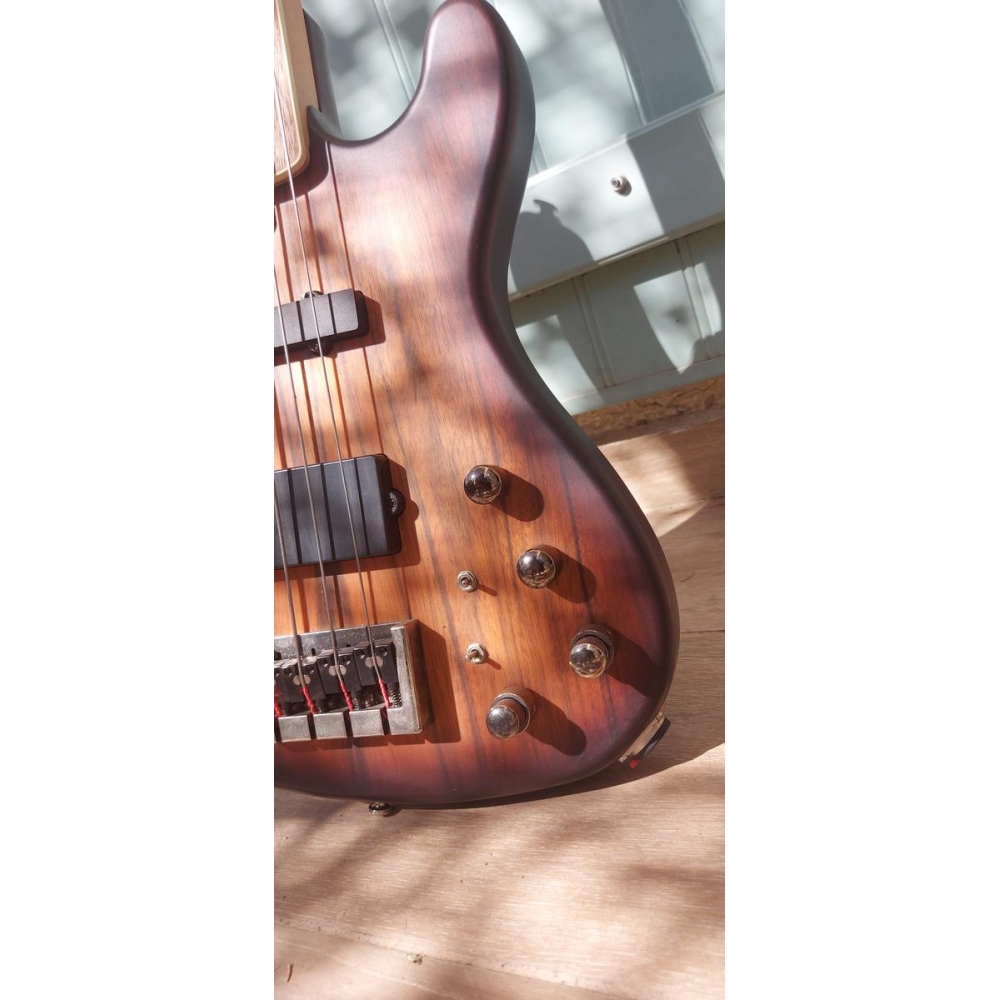 Guitare basse CORT (rare pas de frets )