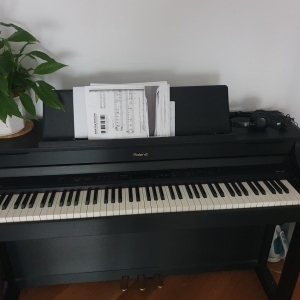 Roland HP307 digital piano