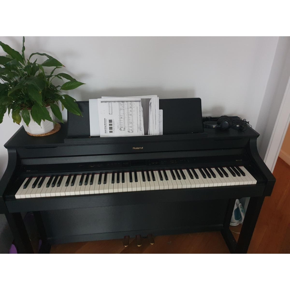 Roland HP307 digital piano