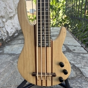 Mahalo Solid Electric Bass Ukulele