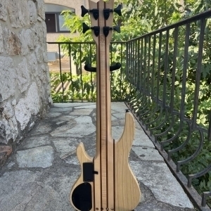 Mahalo Solid Electric Bass Ukulele