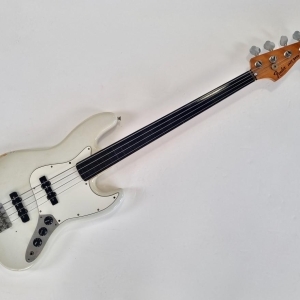 Fender Jazz Bass 3-Bolt with Maple Fretboard