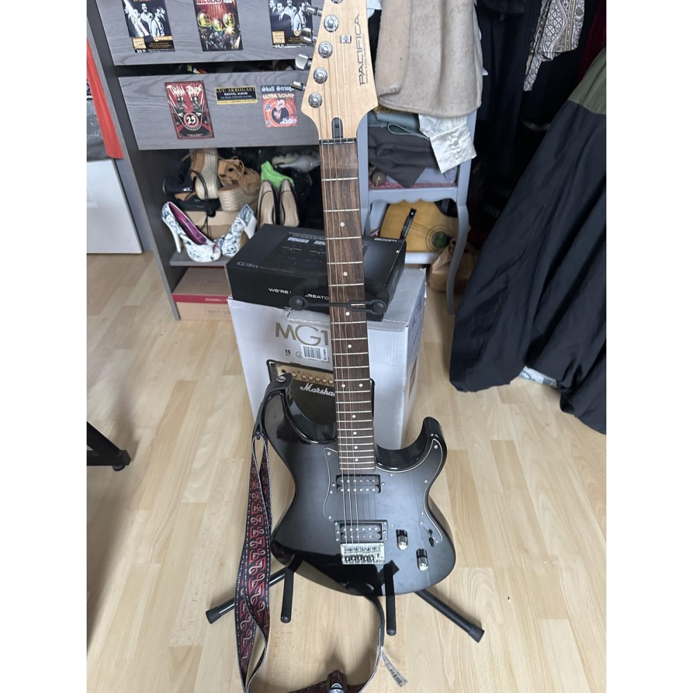 Guitare électrique Yamaha et accessoires