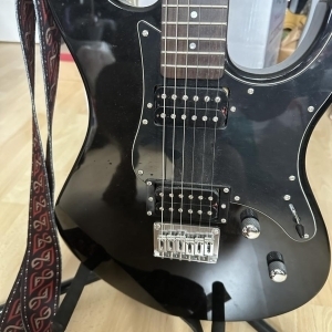 Guitare électrique Yamaha et accessoires