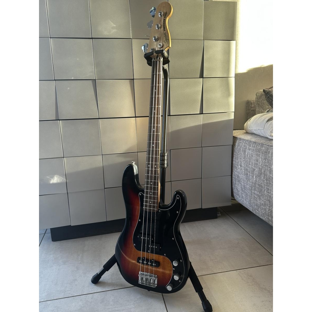 Squier  by Fender guitare basse + ampli Fender