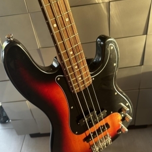 Squier  by Fender guitare basse + ampli Fender