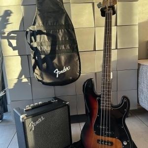 Squier  by Fender guitare basse + ampli Fender