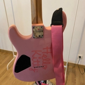 Guitare Hello Kitty Rose Squier Start By Fender