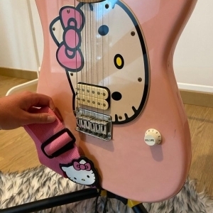 Guitare Hello Kitty Rose Squier Start By Fender