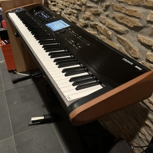 Korg Kronos 2 (88 touches lourdes)