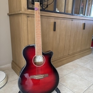 Guitare Ibanez avec support