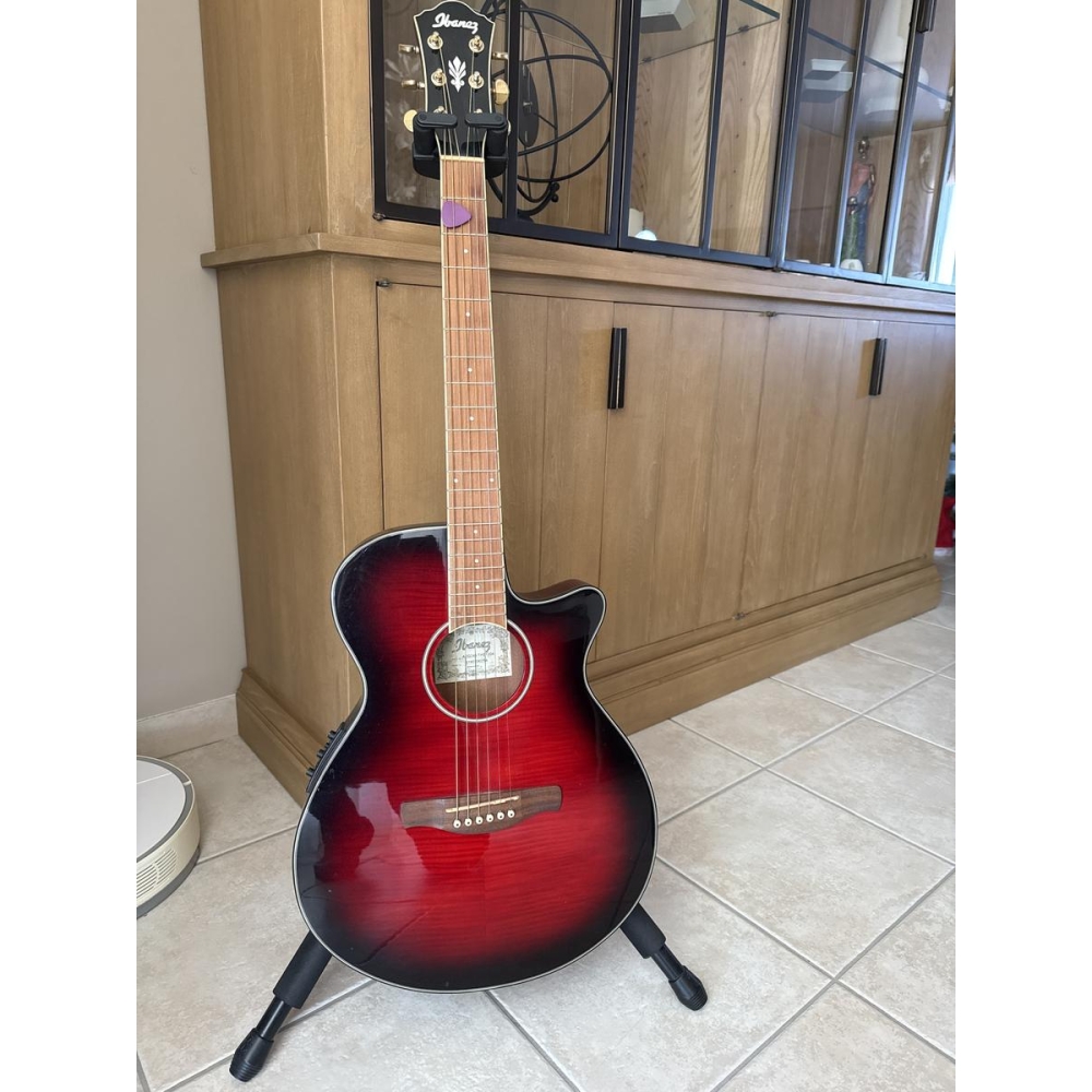 Guitare Ibanez avec support