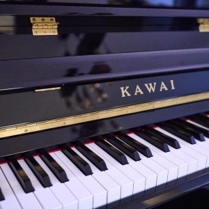 Kawai ku-10 - piano droit noir laqué