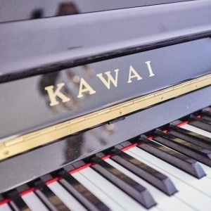 Kawai ku-10 - piano droit noir laqué