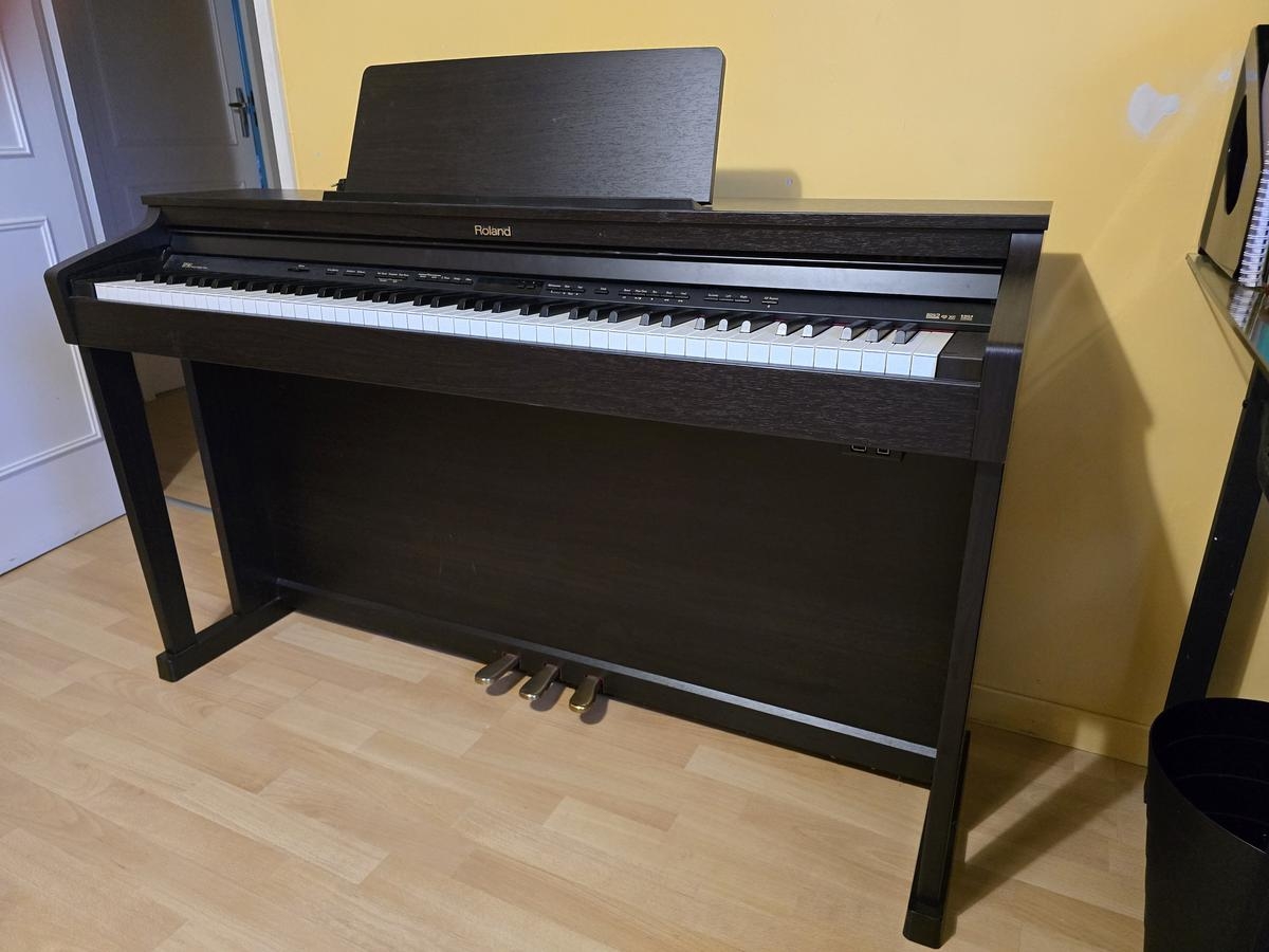 Roland HP 503 Digital Piano