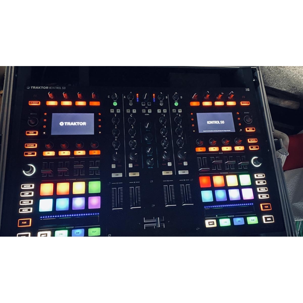 Native Instruments Tracktor s8 Contrôleur DJ avec flight case