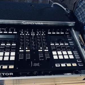 Native Instruments Tracktor s8 Contrôleur DJ avec flight case