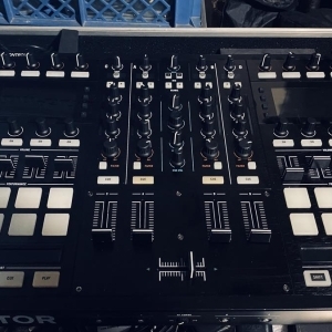 Native Instruments Tracktor s8 Contrôleur DJ avec flight case