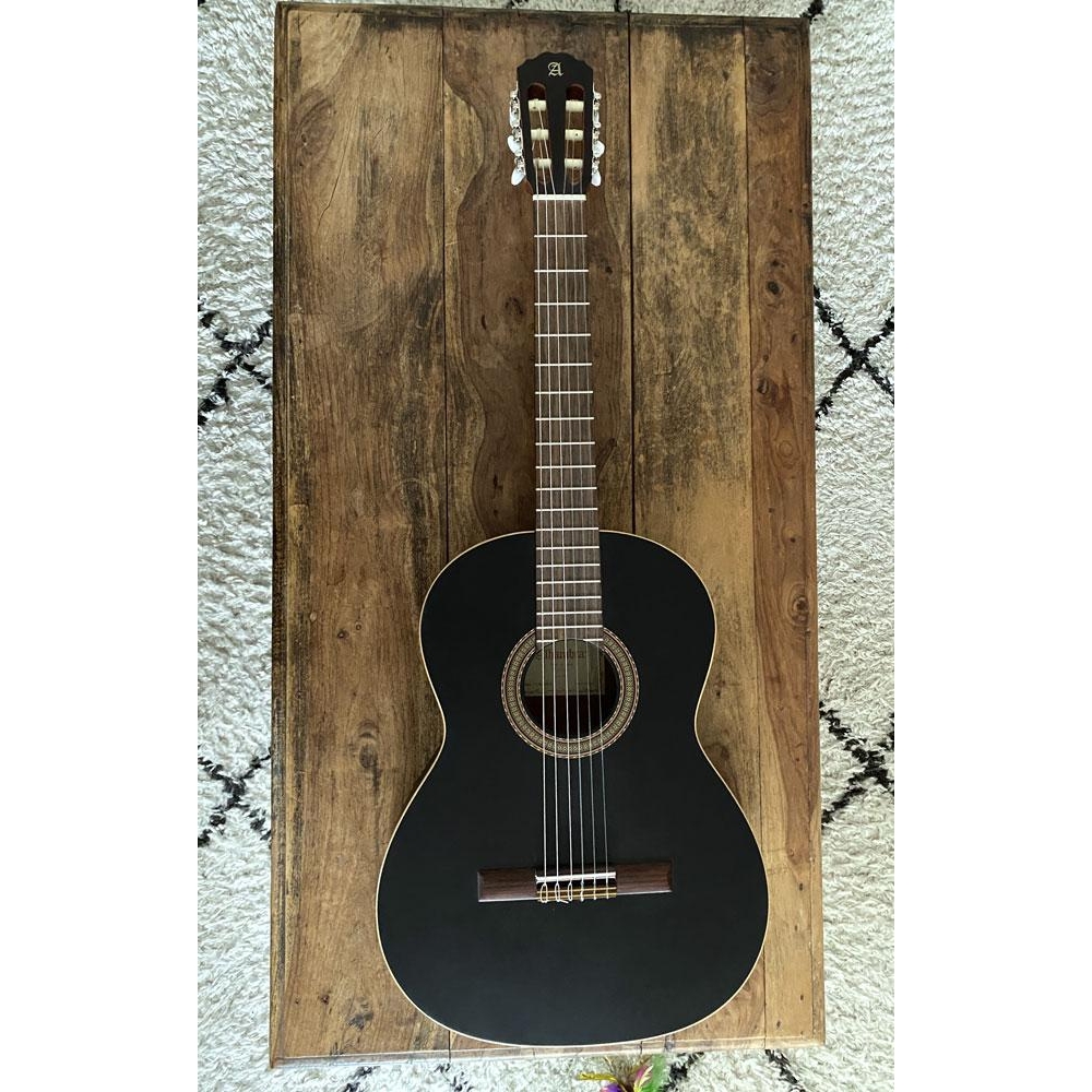 Guitare Alhambra Black Satin avec sa housse