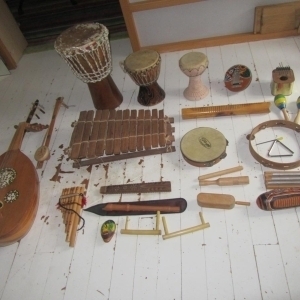 Lot de nombreux petits instruments de musique décoratifs et/ou d'éveil musical