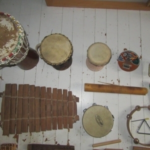 Lot de nombreux petits instruments de musique décoratifs et/ou d'éveil musical