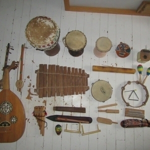 Lot de nombreux petits instruments de musique décoratifs et/ou d'éveil musical