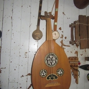 Lot de nombreux petits instruments de musique décoratifs et/ou d'éveil musical