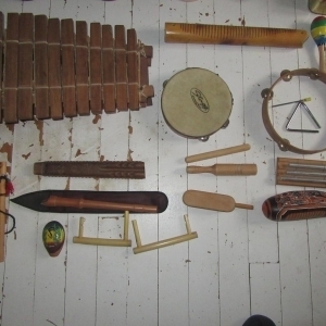 Lot de nombreux petits instruments de musique décoratifs et/ou d'éveil musical