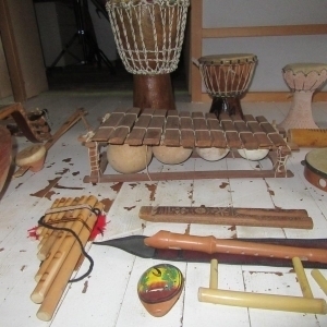 Lot de nombreux petits instruments de musique décoratifs et/ou d'éveil musical